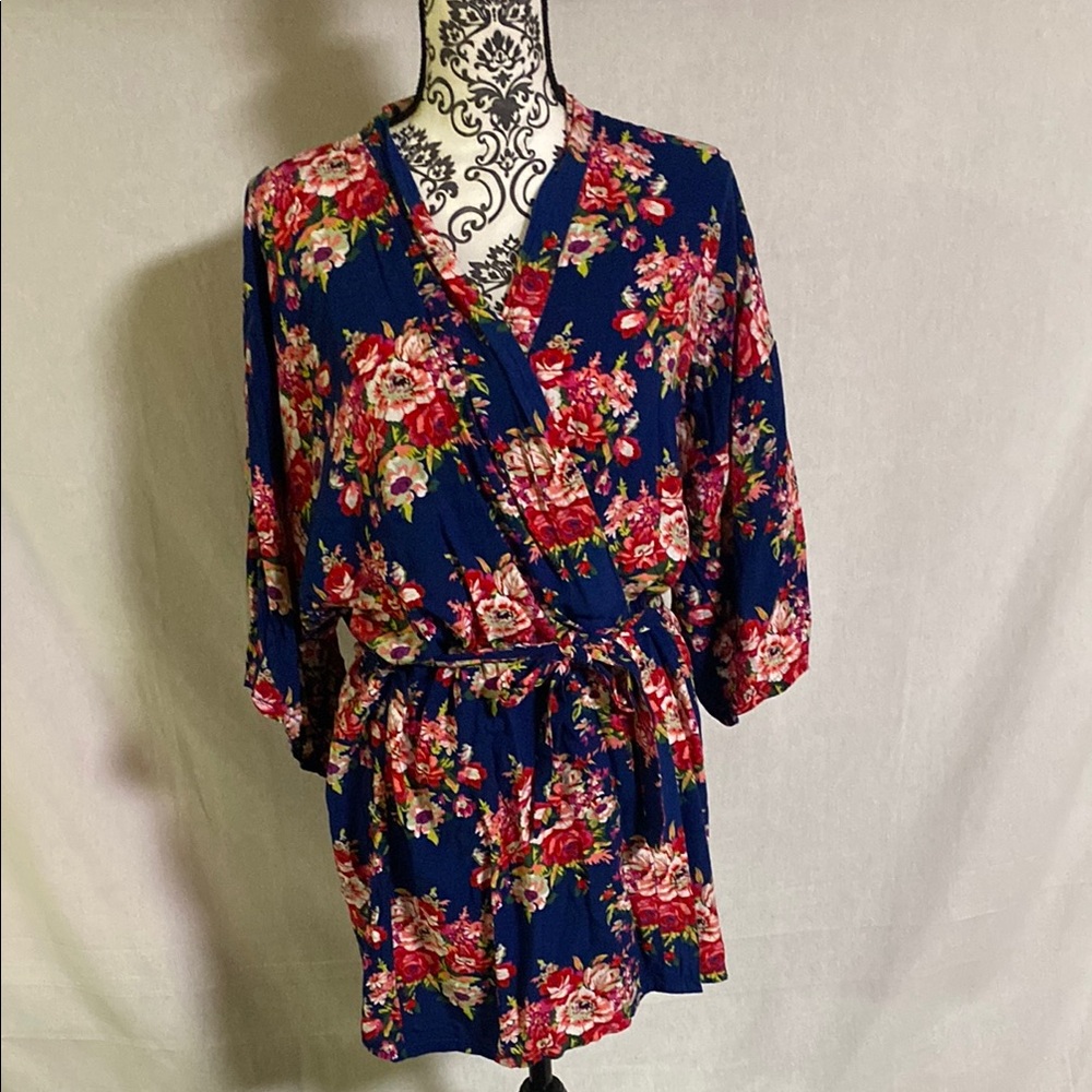 Floral Blue and pink Women's Robe no tags looks like a small feels like rayon
